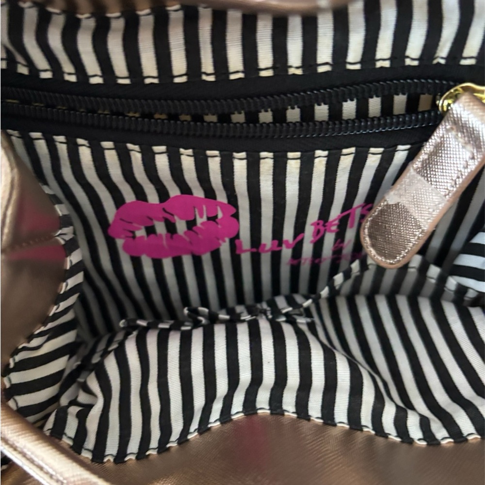Betsey Johnson Feelin' Dandy Bumblebee Dandelion Backpack - Picture 8 of 10